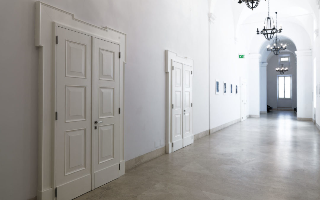 Porte e infissi bianchi: la scelta che illumina anche l’architettura storica